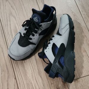 Nike Air Huarache LE - Size 9